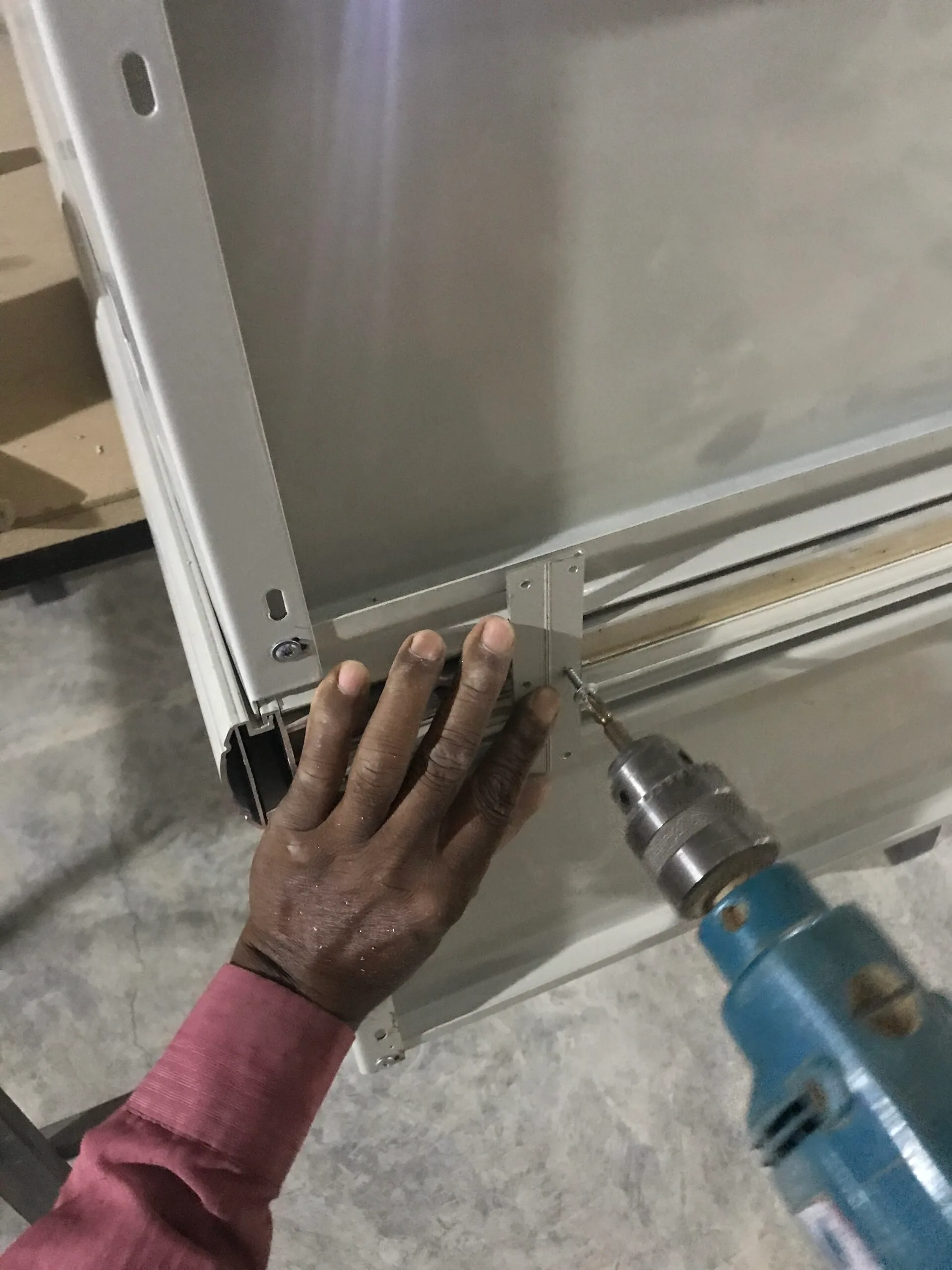 Movable room divider being assembled with a drill – photo